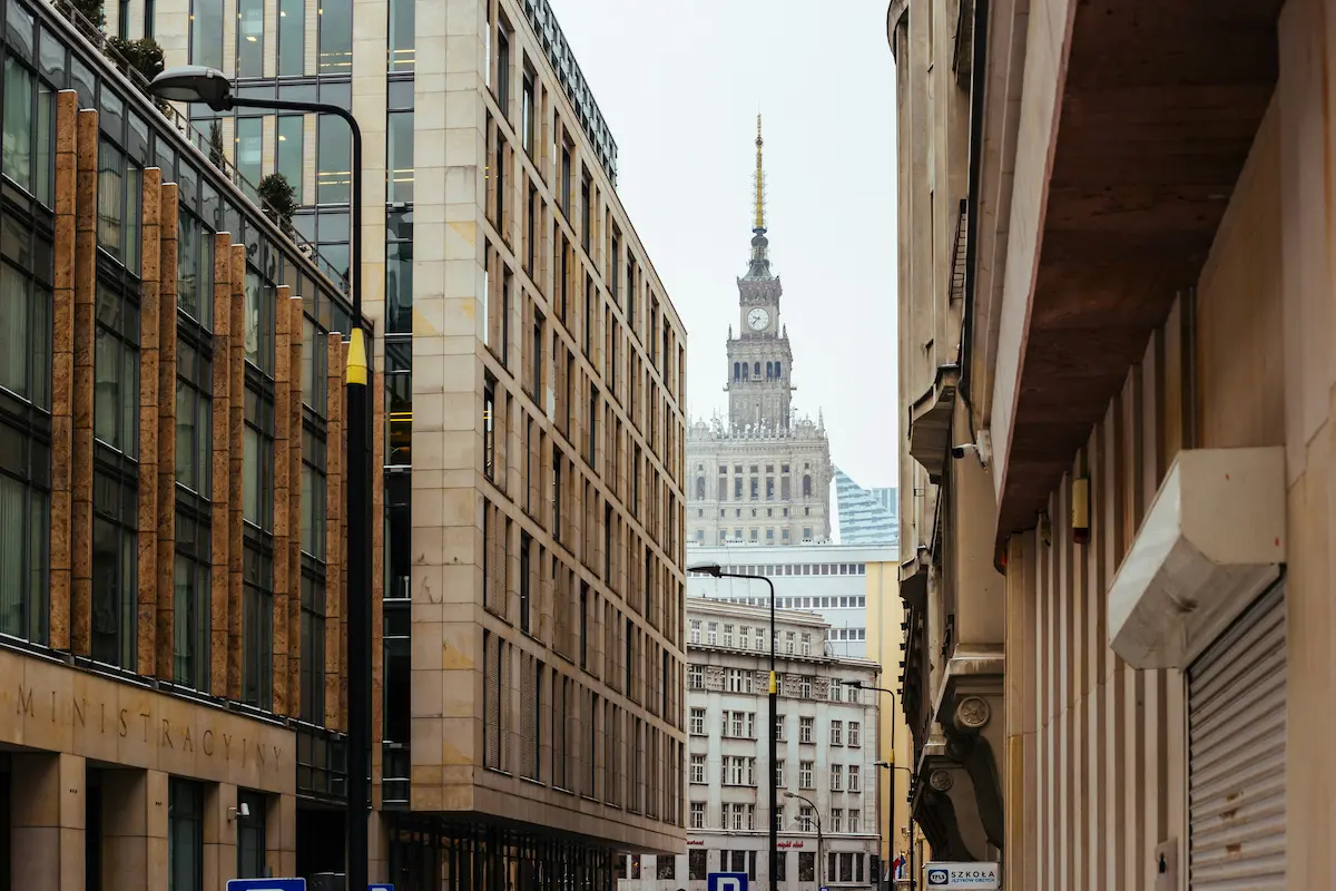Widok Warszawskiej ulicy z Pałacam Kultury w tle