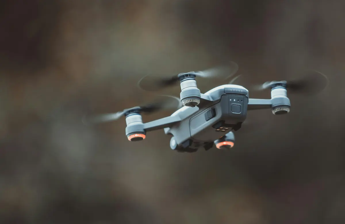 Dron w locie na szarym tle