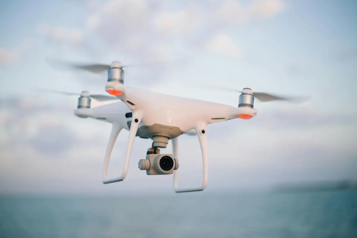 Dron w locie na tle nieba