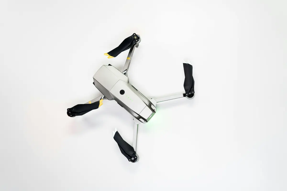Dron w spoczynku na białym tle