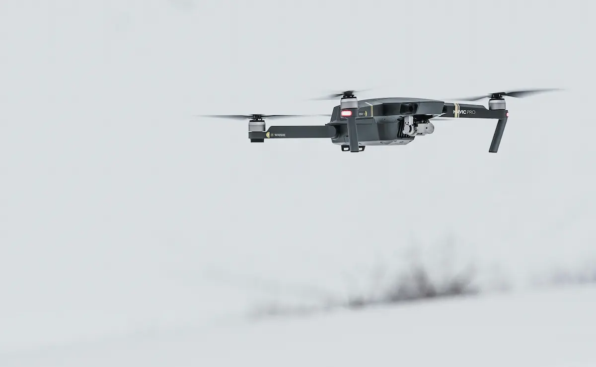 Dron w locie na białymś tle