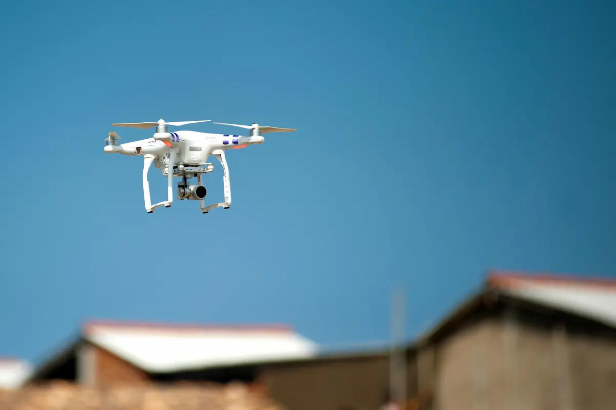 Dron w locie na tle niebieskiego nieba