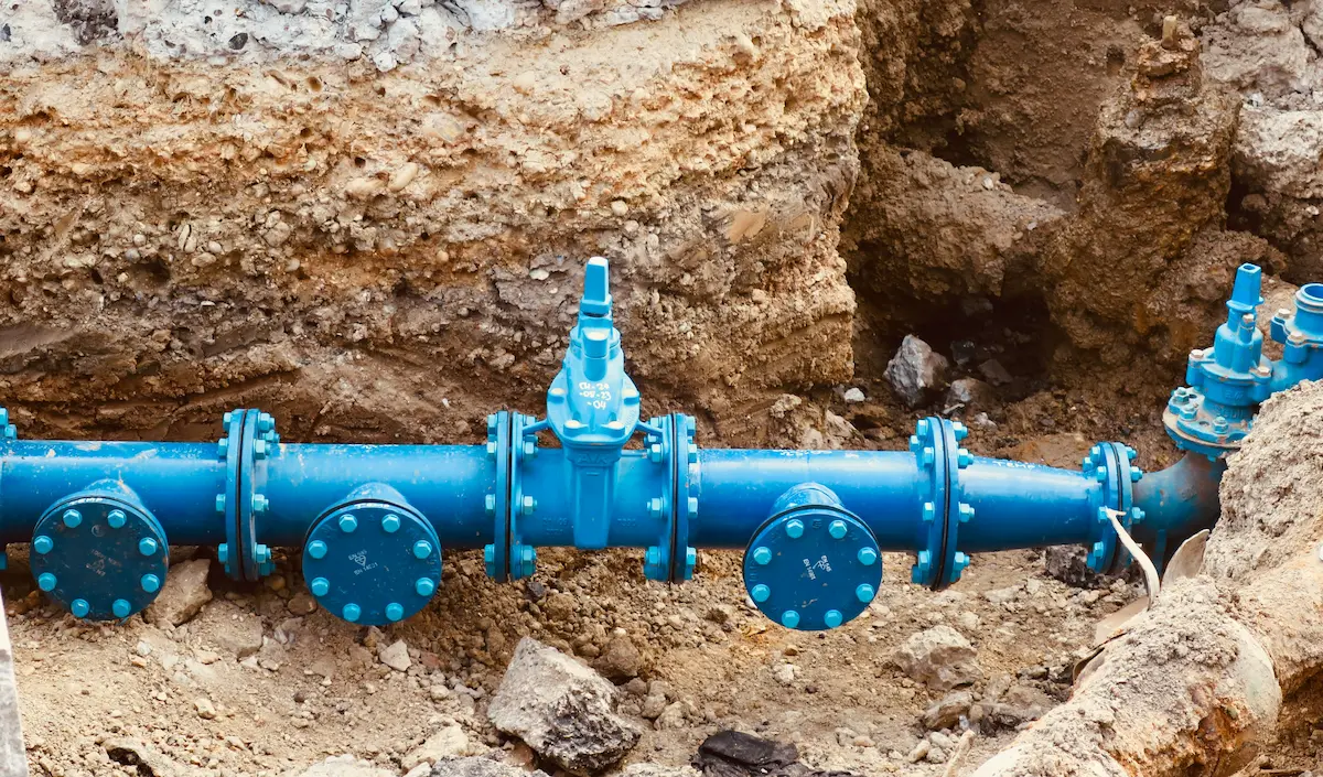 Klient szukający hydraulika w Google na smartfonie w kuchni