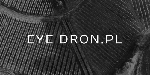 Logo Eye-dron.pl na tle czarno-białego tła ujęcia pól widocznych z perspektywy lotu drona