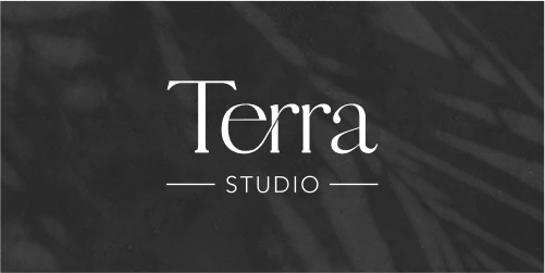 Logo Terra Studio na czarno-białym tle przedstawiającym cień liści padający na sypką ziemię